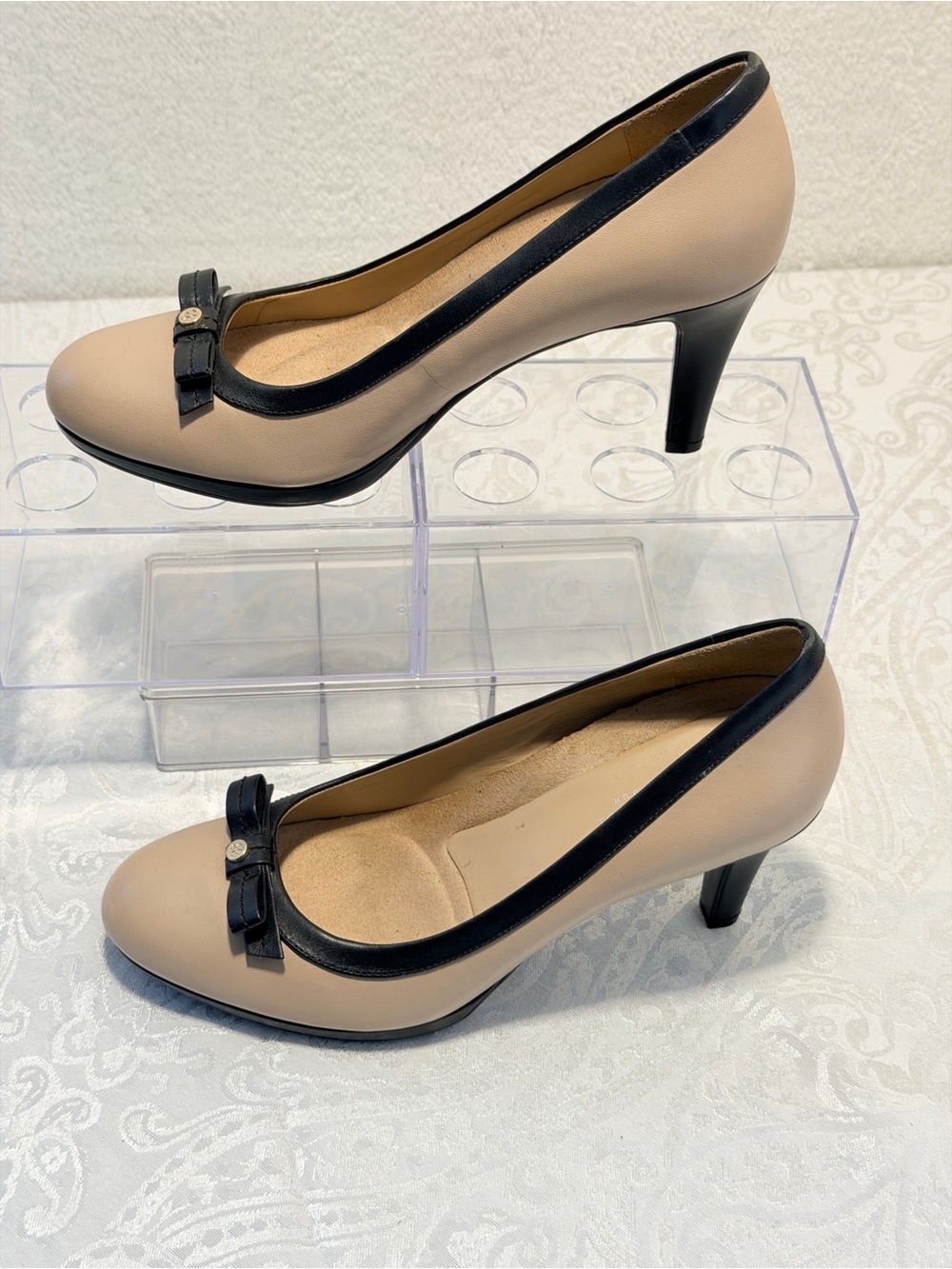 Naturalizer Maizie Spectator Heels Pumps Two Tone with leather bow